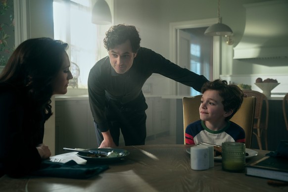 Que vaut la saison 5 de «You»? On vous raconte (sans spoiler). Joe Goldberg est de retour au bercail. Et il n’est plus le petit libraire mal dans sa peau. Il est clean. Marié. Médiatisé. Puissant, mêm ...