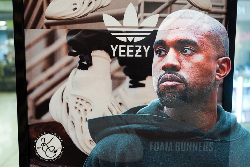 Des Yeezy au pied de Kanye West.