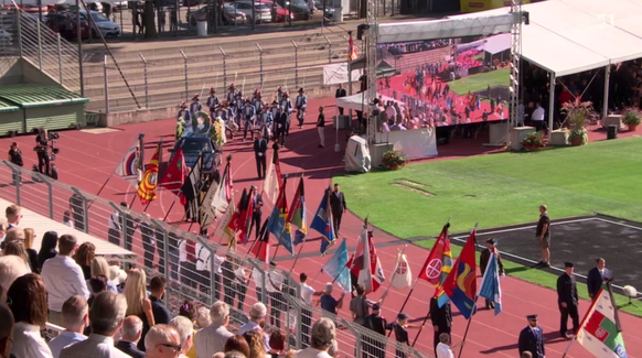 Le cortège fait le tour du stade.