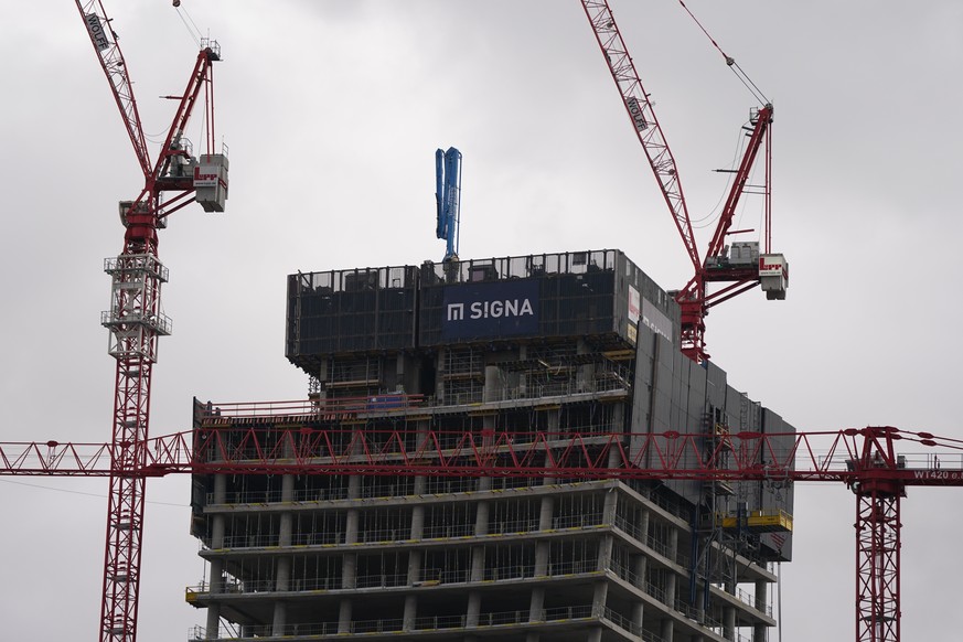 28.12.2023, Hamburg: Blick auf die Baustelle des Elbtowers an den Elbbrücken in der Hafencity. Die wichtigsten Einheiten der Handels- und Immobiliengruppe Signa um den österreichischen Investor Benko  ...