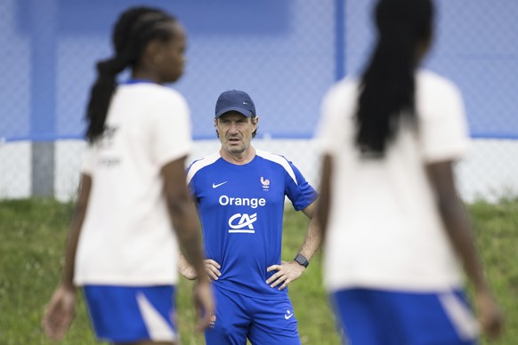 Head coach Laurent Bonadei conducts the training session of the French women&#039;s national football team during the UEFA Women&#039;s EURO 2025 in Staad, Switzerland, Tuesday, July 1, 2025. (Gian Eh ...