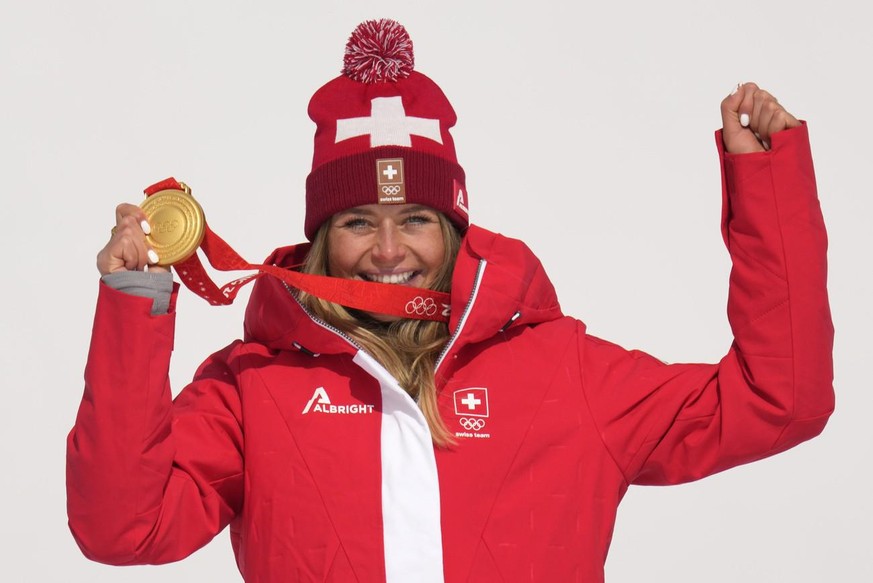 Corinne Suter et sa médaille d'or en descente aux JO de Pékin.