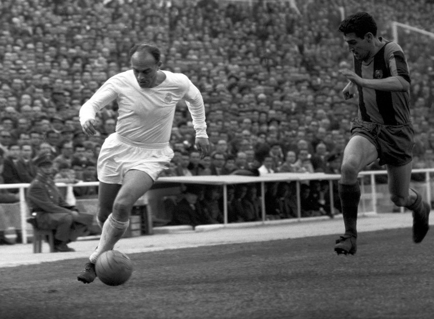 epa04303958 (FILE) A file picture dated 15 April 1962 shows Real Madrid's player Alfredo di Stefano (L) during a match at Santiago Bernabeu stadium in Madrid, central Spain. Di Stefano died at Gr ...