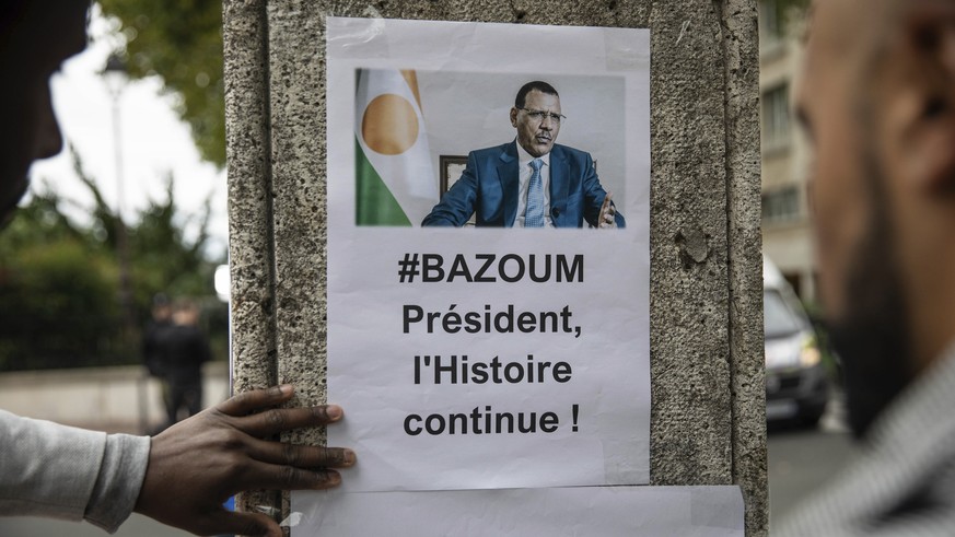 Une affiche de soutien au président déchu Mohamed Bazoum, devant l'ambassade nigérienne à Paris.
