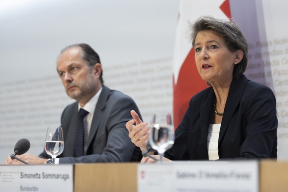 Bundesraetin Simonetta Sommaruga, rechts, spricht neben Benoit Revaz, Direktor des Bundesamts fuer Energie BFE, links, waehrend einer Medienkonferenz des Bundesrates zur Aktivierung des Rettungsschirm ...