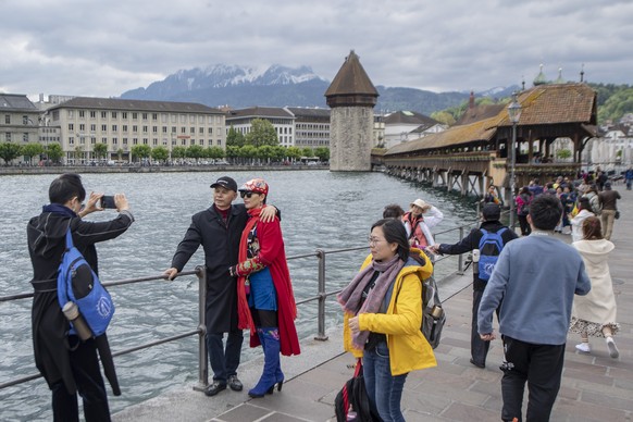 Touristen der 4&amp;#039;000 Personen grossen chinesischen Reisegruppe der Kosmetikfirma &amp;quot;Jeunesse Global&amp;quot; ziehen durch die Stadt Luzern und besuchen die Kapellbruecke, am Montag, 13 ...