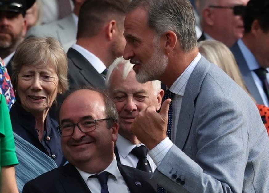 epa10750159 Britain&#039;s Catherine Princess of Wales (L) and Spain&#039;s King Felipe VI (R) have a chat during the Men&#039;s Singles final match Novak Djokovic of Serbia against Carlos Alcaraz of  ...