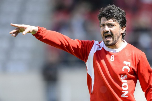 L&amp;#039;entraineur-joueur valaisan Gennaro Gattuso donne des conseils a ses joueurs lors de la rencontre de football de Super League entre le FC Sion et FC Basel 1893, ce dimanche 5 mai 2013 au sta ...