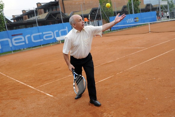 Bundesrat Ueli Maurer hantiert mit Ball und Racket waehrend der Eroeffnungsfeier des Talent-Treff Tenero 3T im Nationalen Sportzentrum Tenero, am Sonntag, 17. Mai 2009. (KEYSTONE/TI-PRESS/GABRIELE PUT ...