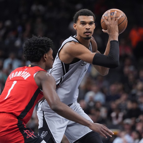 Victor Wembanyama (à droite) a brillé vendredi face aux Spurs