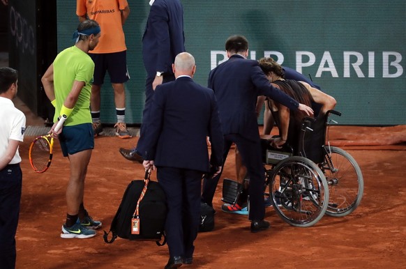 epa09994201 Alexander Zverev of Germany leaves the court on a wheelchair after injuring in the men&#039;s semi-final match against Rafael Nadal of Spain during the French Open tennis tournament at Rol ...