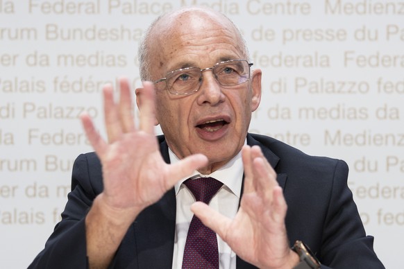 Bundesrat Ueli Maurer spricht an einer Medienkonferenz ueber die Volksinitiative Loehne entlasten, Kapital gerecht besteuern, am Dienstag, 10. August 2021, in Bern. (KEYSTONE/Peter Schneider)