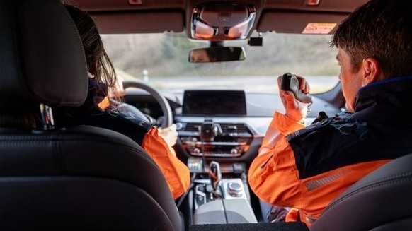 Des policiers saint-gallois dans le rôle de videurs.
