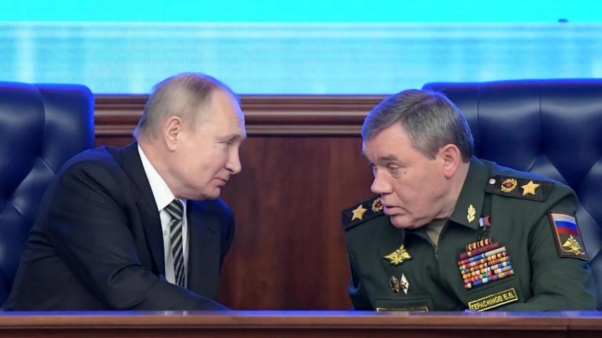 Le président russe Poutine et le chef d&#039;état-major Valery Gerasimov lors d&#039;une réunion.