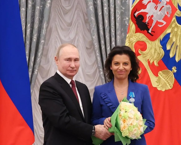Der russische Präsident Wladimir Putin (links) verleiht Margarita Simonjan am 22. Dezember 2022 einen Ehrenorden. Sie ist Chefredakteurin des Fernsehsenders RT und der internationalen Mediengruppe Ros ...