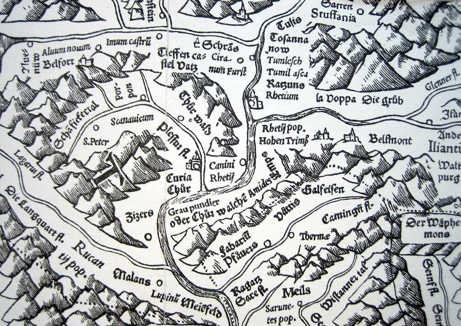 Il n’y a pas que l’écriture qui va de gauche à droite, la lumière aussi: sur la carte d’Aegidius Tschudi (1560), les montagnes de la vallée rhénane de Coire et de la vallée du Rhin antérieur sont écla ...