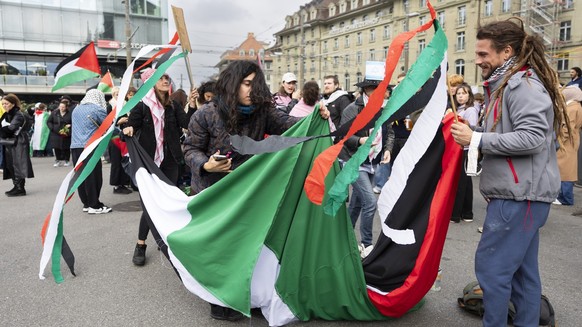 Protesters gather in front of the train station during an unauthorized demonstration for Gaza in Bern, Switzerland, Saturday, October 11, 2025. (KEYSTONE/Peter Klaunzer)