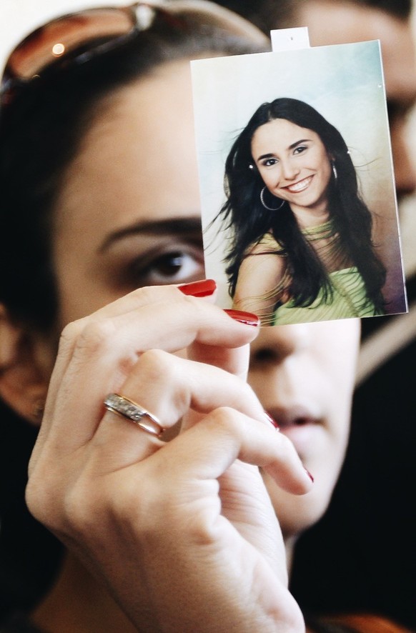 Mariana Carvalho holds a photo of her friend Adriana Moreira, a passenger on Air France flight 447 that was reported missing on its way from Rio de Janeiro to Paris, at the Windsor hotel in Rio de Jan ...