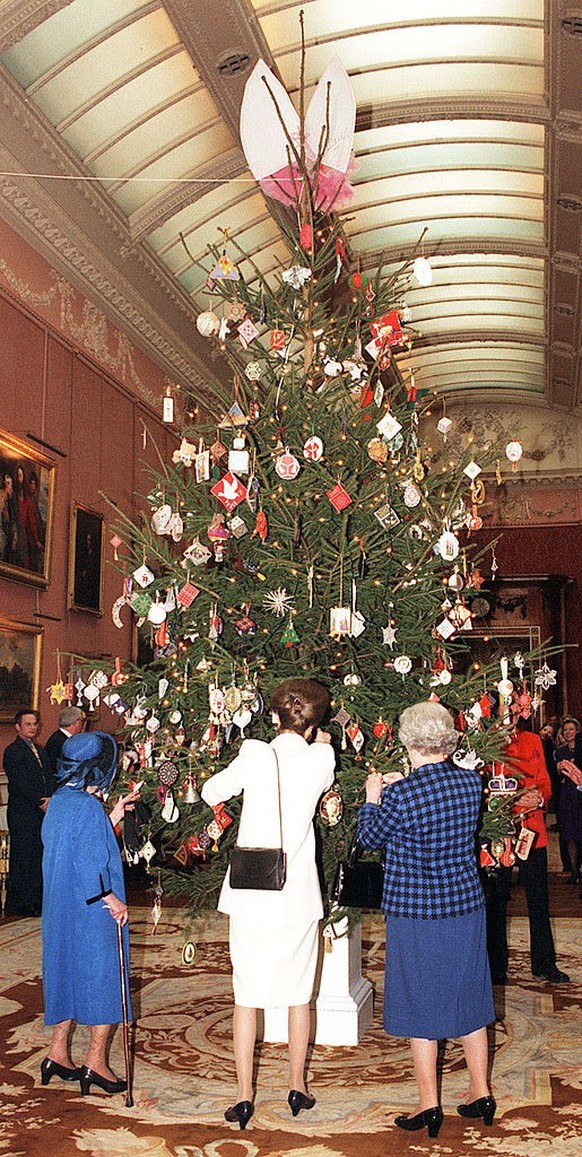 WINDSOR, ENGLAND - DECEMBER 08: Queen Elizabeth II thanks volunteers and key workers at Windsor Castle on December 08, 2020 in Windsor, England. The Queen and members of the royal family gave thanks t ...