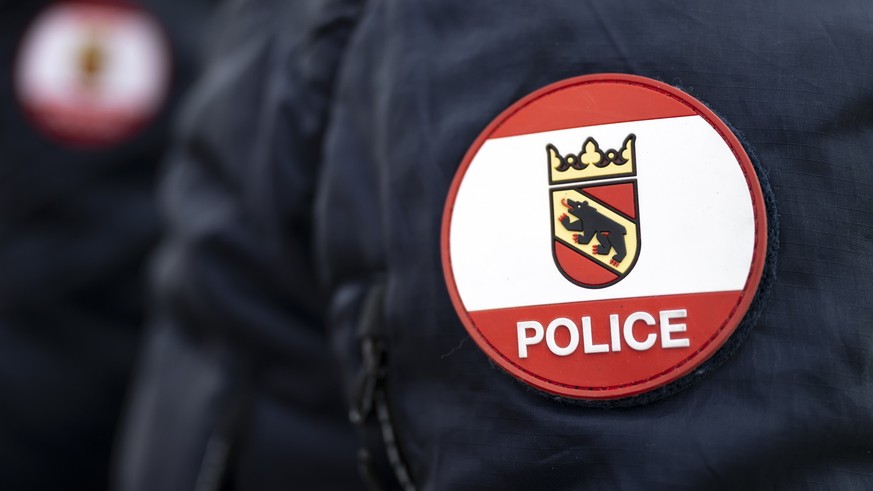Abzeichen der Berner Polizei werden auf Polizeiuniformen fotografiert, waehrend die Rettungsuebung CONSENSUS25 vor dem Loetschberg-Basistunnel, am Samstag, 22. November 2025 in Frutigen. Die Rettungsu ...