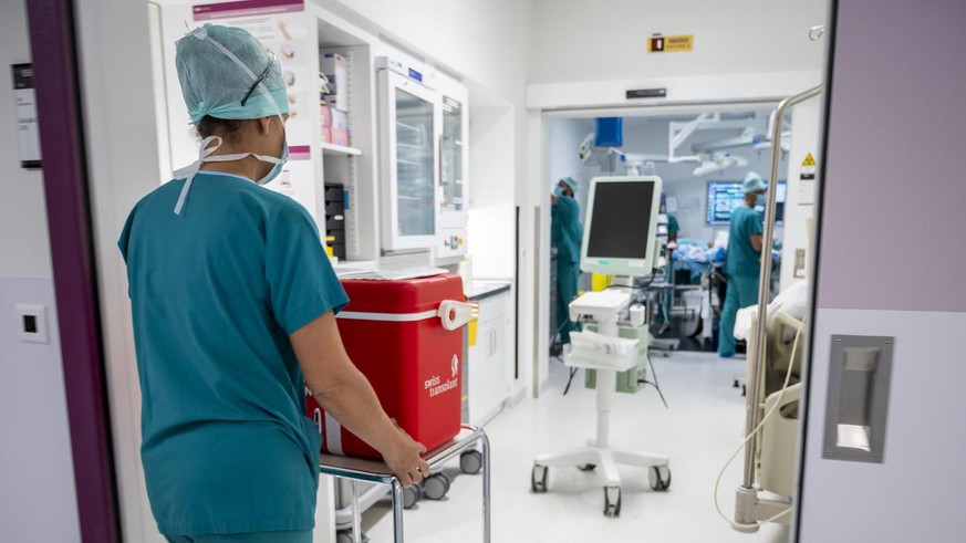 Un rein est transporte dans une glaciere lors d'une transplantation d'organe dans un bloc operatoire du Centre Hospitalier Universitaire Vaudois, CHUV, le mardi 15 septembre 2020 a Lausanne. ...
