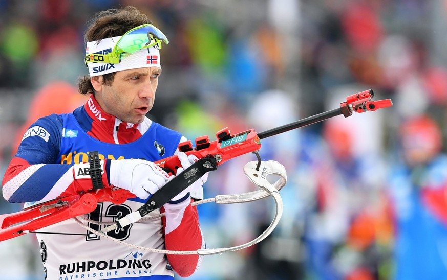 epa06642747 (FILE) - Norway's Ole Einar Bjoerndalen takes aim at the shooting range before the men's 10km Sprint race of the Biathlon World Cup in Ruhpolding, Germany, 13 January 2017. Bjoer ...