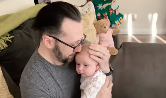 Alexander Cardinale embrassant sa fille biologique pour la première fois.
