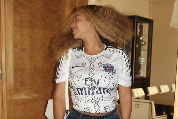 Beyoncé avec un maillot du PSG incrusté de pierres Swarovski.