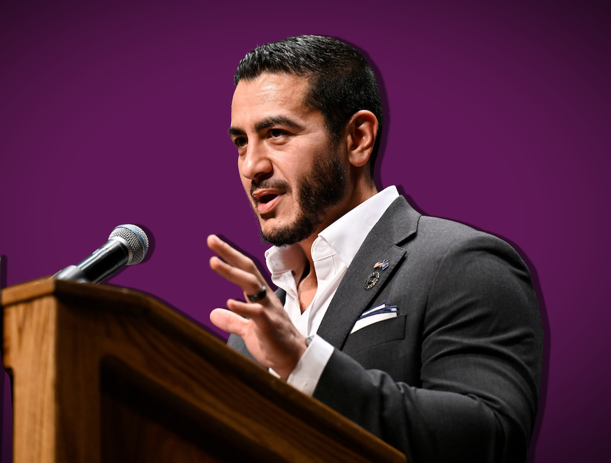 Abdul El-Sayed en meeting.