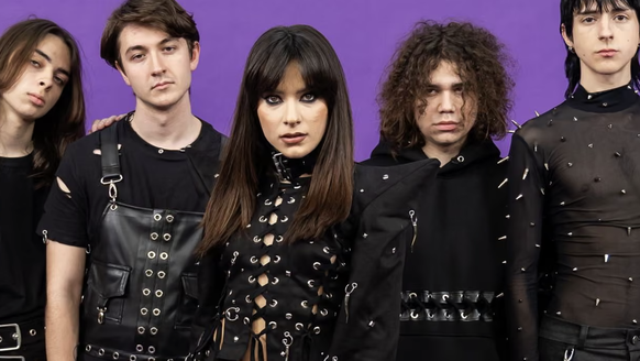 Alexandra Căpitănescu (centre), représente la Roumanie à l'Eurovision 2026, avec sa chanson Choke Me.