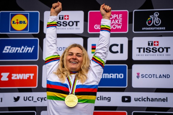 Valentina Hoell from Austria, 1st, during the podium ceremony of UCI Downhill Mountain Bike World Championship Women, DH, on Saturday, August 5, 2023, in Fort William, Scotland. (KEYSTONE/Maxime Schmi ...