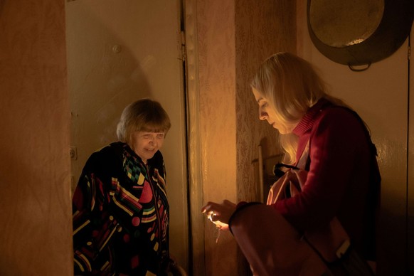 Alina Diachenko (à droite), 42 ans, remet ici une ampoule à une retraitée de 77 ans.