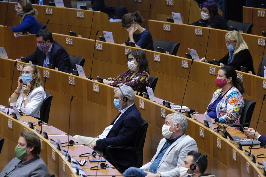 union européenne parlement députés europe masque coronavirus pandémie covid-19 5ème vague