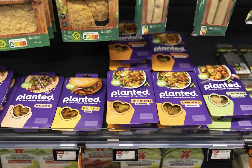 Vegane Fleischersatzprodukte stehen im Kühlregal der Migros Appenzell, fotografiert am Mittwoch 23. Juli 2025 im Appenzell. (KEYSTONE/Gaetan Bally)