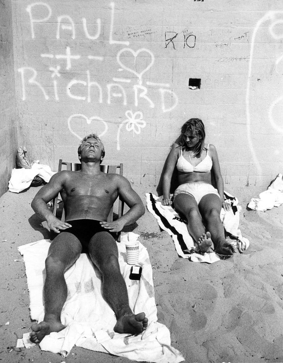 Paar Sonnenbaden am California Beach 10 August 1968 Kalifornien USA Datum unbekannt Ein Paar sonnt sich am Strand whrend es sich mit Babyl einschmiert um eine tiefe dunkle Brune zu bekommen und gesund ...