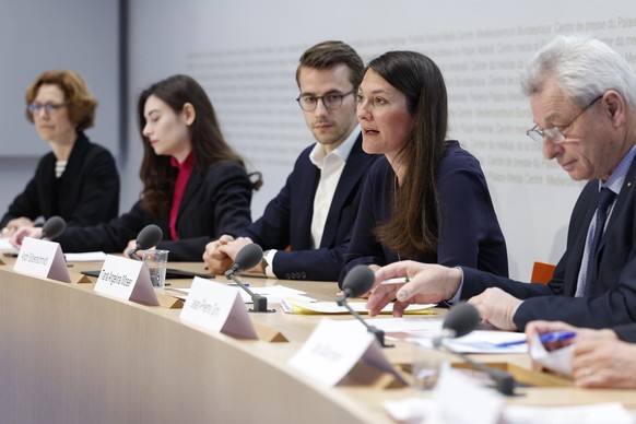 Tiana Angelina Moser, Nationalraetin GLP-ZH, 2. von rechts, spricht neben Monika R�hl, Direktorin economiesuisse, Sanija Ameti, Co-Praesidentin Operation Libero, Andri Silberschmidt, Nationalrat FDP-Z ...