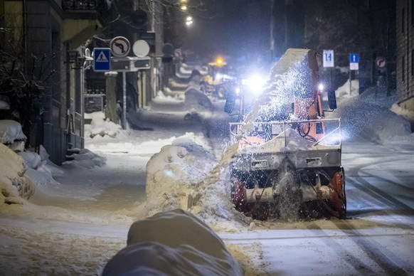 Un ouvrier de la voirie enleve la neige avec une fraiseuse a neige dans les rues de La Chaux-de-Fonds pendant la nuit lors de la crise du Coronavirus (Covid-19) le dimanche 17 janvier 2021 a La Chaux- ...