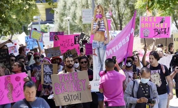 Des fans de Britney Spears ont défilé devant l&#039;audience de la mise sous tutelle de Britney Spears au tribunal Stanley Mosk, mercredi 23 juin 2021, à Los Angeles.