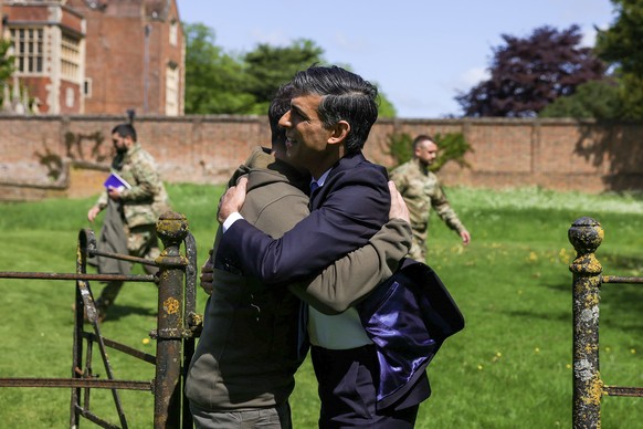 epa10629312 A handout photo made available by the British Prime Minister&#039;s Office No.10 Downing Street shows Britain&#039;s Prime Minister Rishi Sunak (R) saying goodbye to Ukraine&#039;s Preside ...