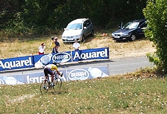 Lance Armstrong et son mythique passage dans l&#039;herbe lors du Tour de France 2003. (KEYSTONE/AP Photo/Bruno Fablet/Pool)