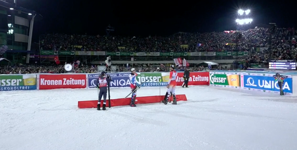 Le trio gagnant et Henrik Kristoffersen, dépité, à l&#039;écart.