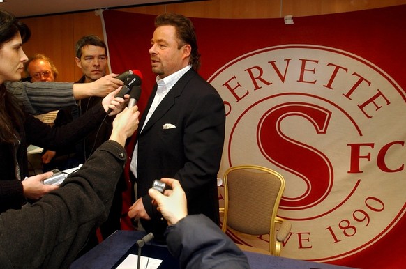 Marc Roger, centre, le repreneur du Servette Football Club, SFC, repond aux questions des journalistes apres une conference de presse ce mardi 24 fevrier 2004 a Geneve. (KEYSTONE/Laurent Gillieron)