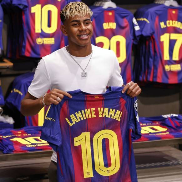 Lamine Yamal pose fièrement avec son nouveau numéro 10