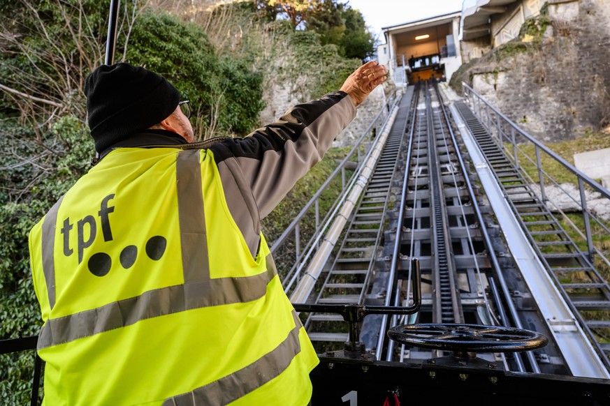 Le funiculaire de Fribourg circule a l&#039;occasion des 125 ans de son exploitation le mercredi 31 janvier 2024 a Fribourg. Le funiculaire de Fribourg est un funiculaire circulant entre la basse-vill ...