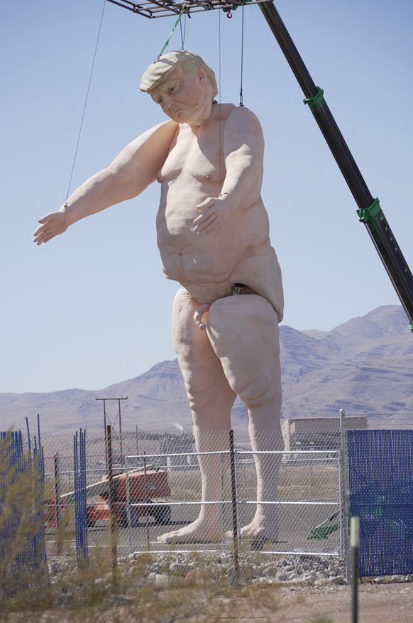 La statue géante a surgi du jour au lendemain juste au nord de Las Vegas.