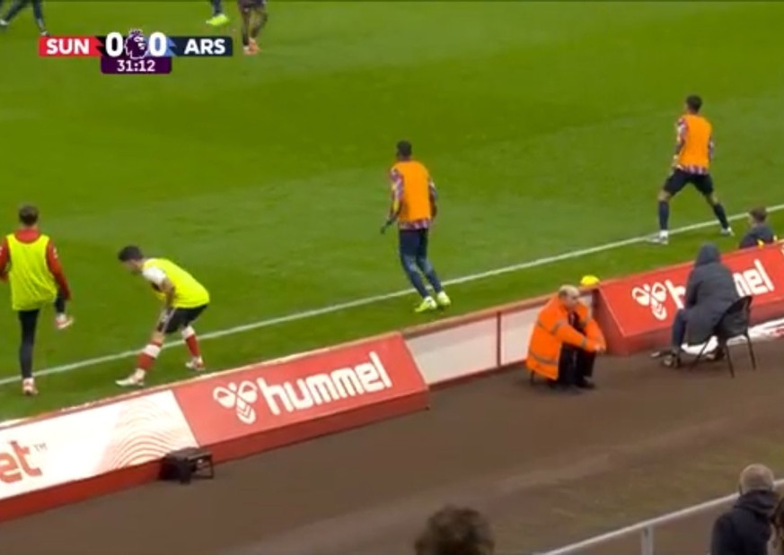 La distance entre la ligne de touche et les panneaux publicitaires a été nettement raccourcie lors du match Sunderland-Arsenal.