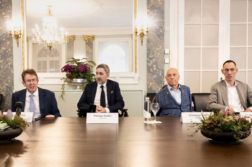 Le conseiller fédéral Albert Rösti (à gauche) et les conseillers nationaux Philipp Kutter, Christian Lohr et Islam Alijaj prennent la parole lors de la conférence de presse sur l'état actuel de la mis ...