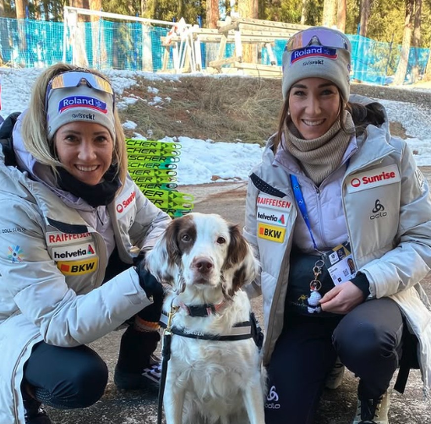 Elisa Gasparin (à gauche) et sa sœur Aita posent avec Molly, lors des Mondiaux de Lenzerheide.