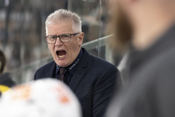 Zuerichs Trainer Marc Crawford reagiert beim Eishockey Meisterschaftsspiel der National League zwischen dem EHC Biel und den ZSC Lions, am Dienstag, 24. Oktober 2023, in der Tissot Arena in Biel. (KEY ...