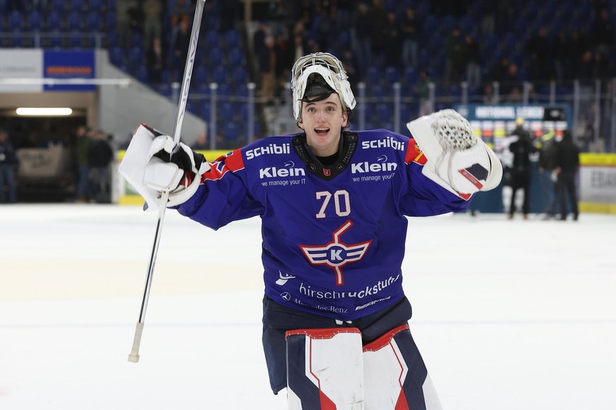 Torwart Ewan Huet (Kloten) jubelt nach dem Qualifikationsspiel der Eishockey-Meisterschaft der National League zwischen den Teams EHC Kloten und dem Lausanne HC am Samstag, 01. November 2025, in Klote ...